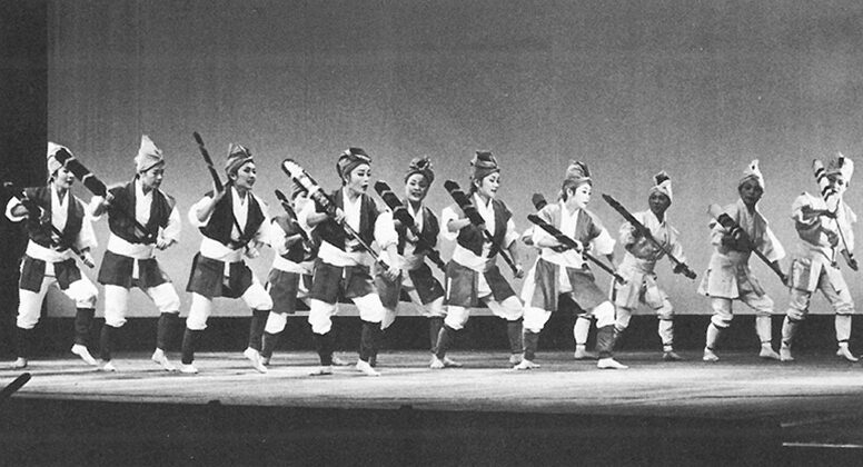 冠船流川田琉球舞踊団の創作「ハーリー」