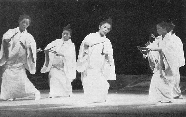 冠船流川田琉球舞踊団の創作「浜遊び」