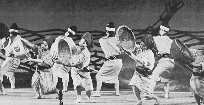 冠船流川田琉球舞踊団の創作「花の風車」
