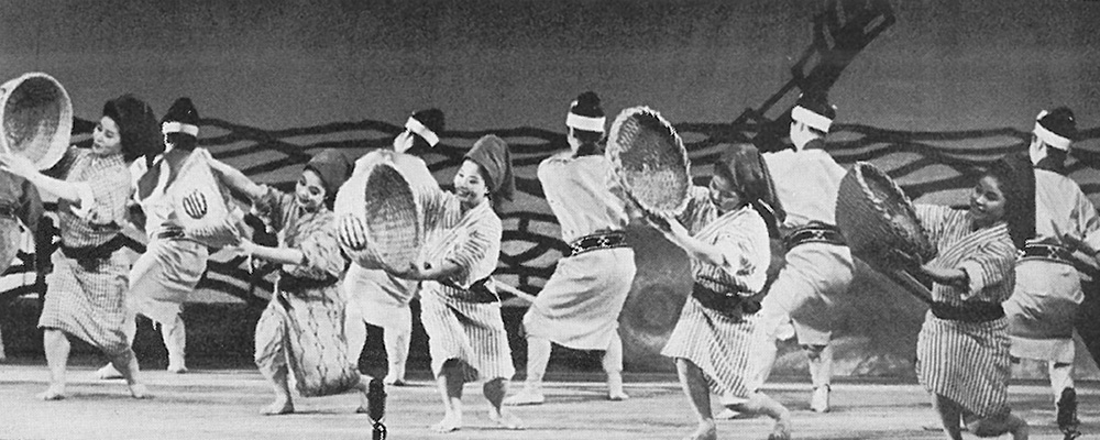 冠船流川田琉球舞踊団の創作「花の風車」