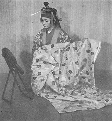 冠船流川田琉球舞踊団の創作舞踊「恋のくちなわ」