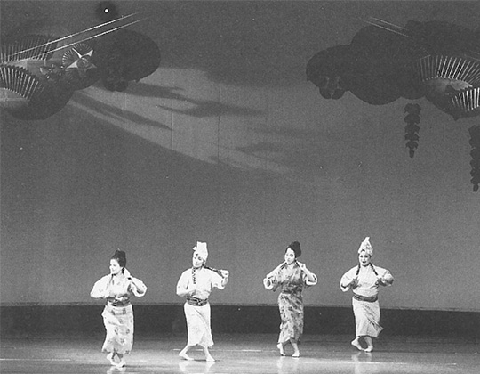 冠船流川田琉球舞踊団の創作「村遊び」